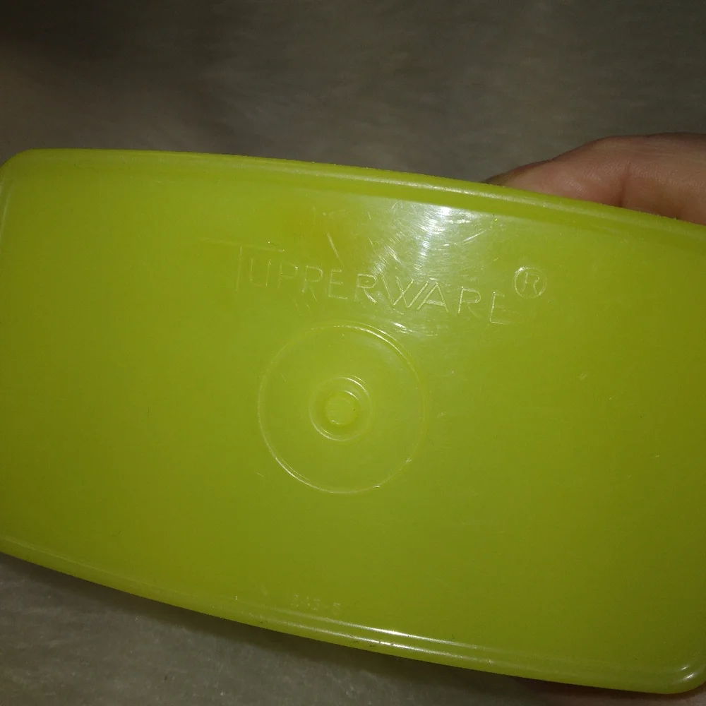 TUPPERWARE Small rectangle storage 1243-3 with lid.